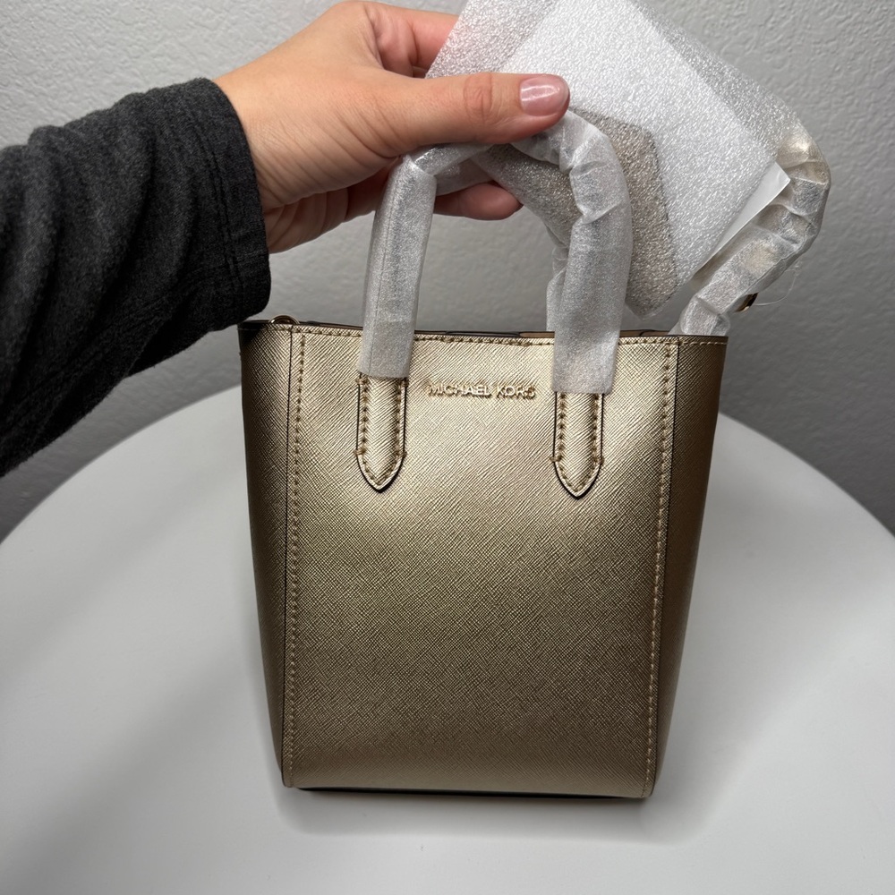 Michael Kors Vincent Pale Gold Embossed Logo Crossbody Bag Cardholder NWT - Picture 3 of 12